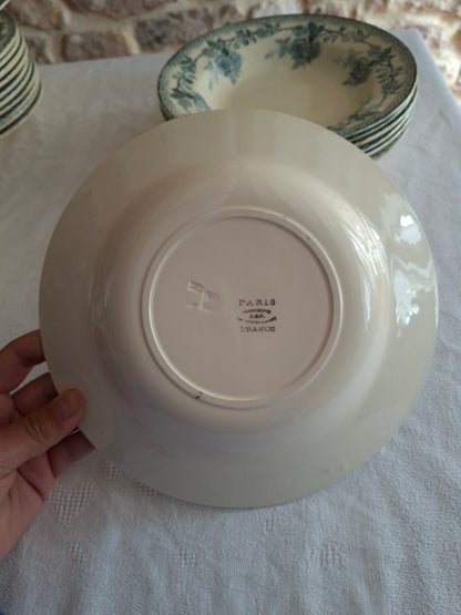 8 assiettes creuses en terre de fer de la Manufacture de Choisy-le-Roi – modèle « Paris ».
