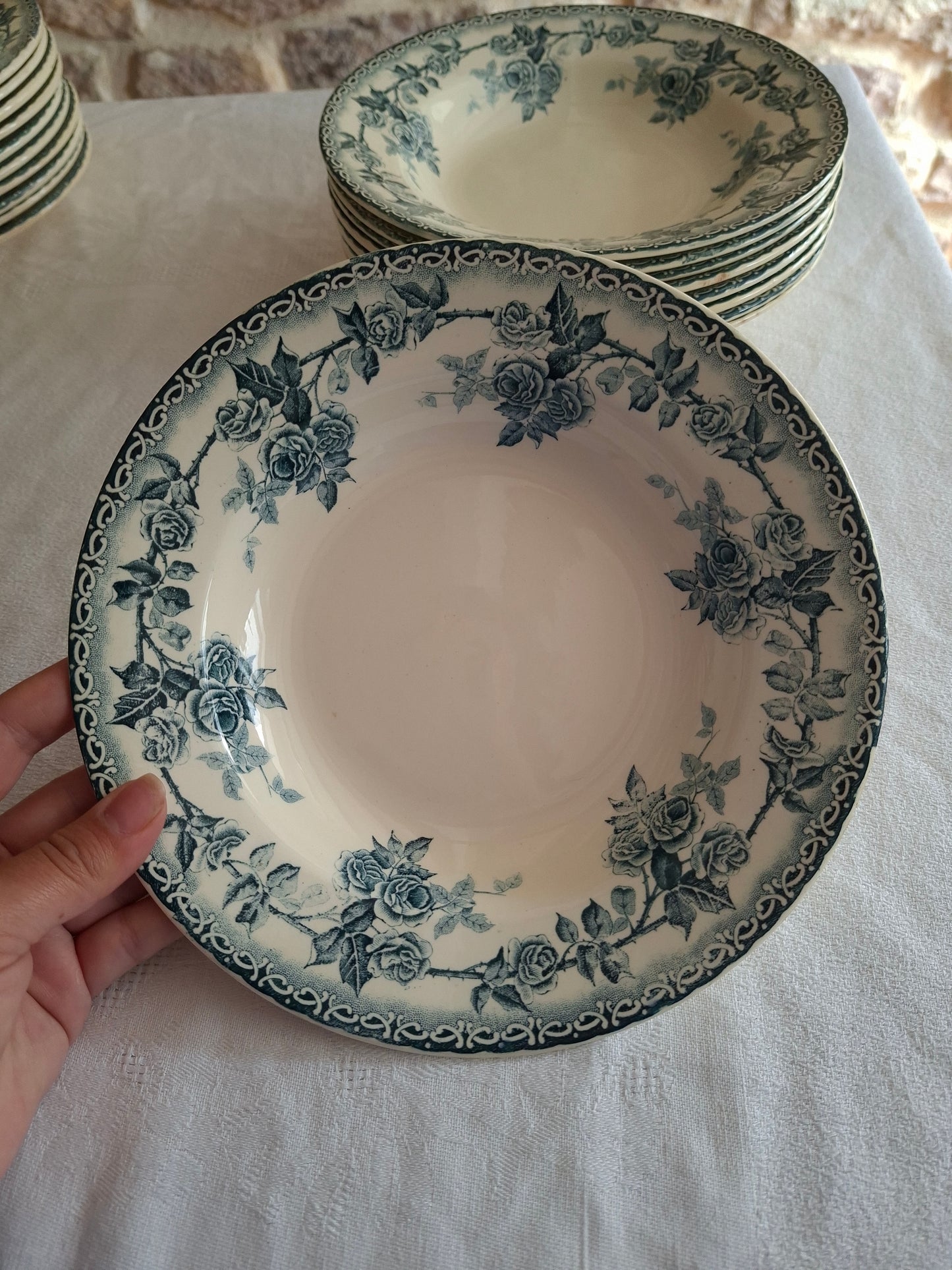 8 assiettes creuses en terre de fer de la Manufacture de Choisy-le-Roi – modèle « Paris ».