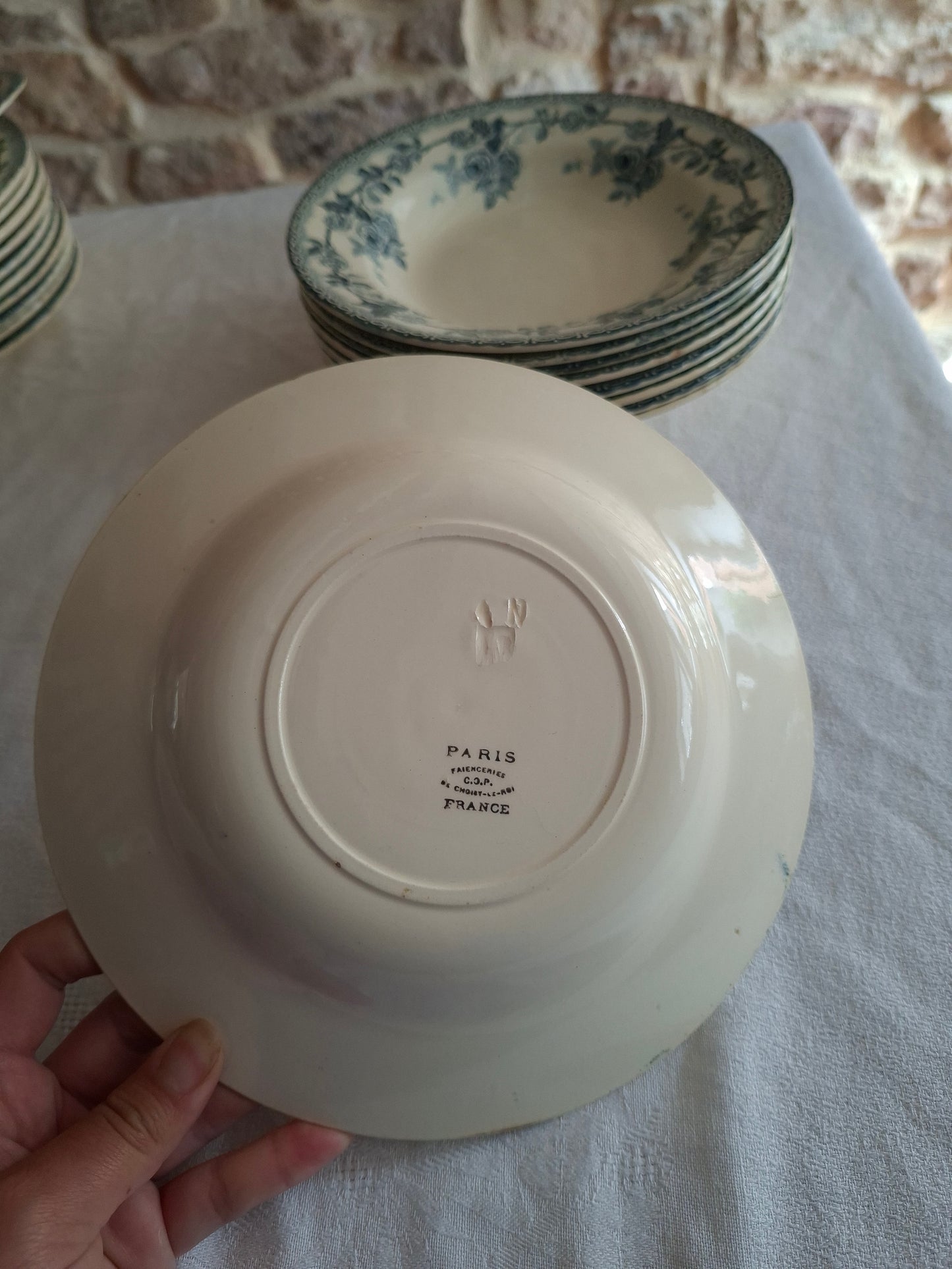 8 assiettes creuses en terre de fer de la Manufacture de Choisy-le-Roi – modèle « Paris ».