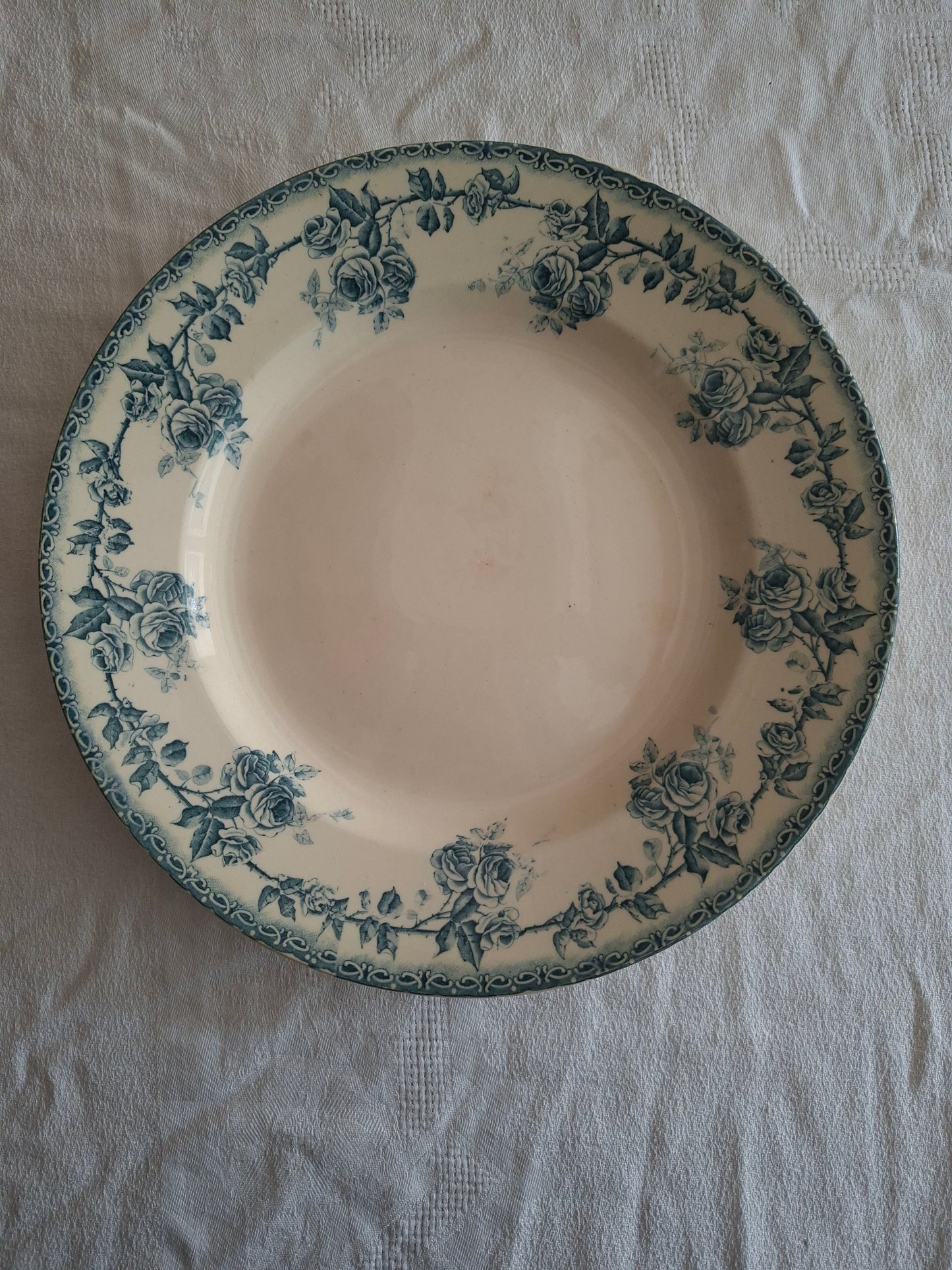 Plat rond ancien en terre de fer de la Manufacture de Choisy-le-Roi – modèle « Paris ».
