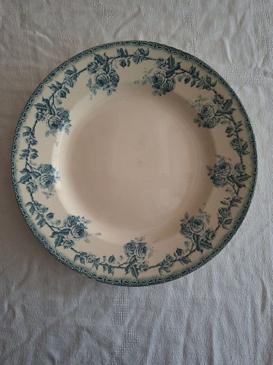 Plat rond ancien en terre de fer de la Manufacture de Choisy-le-Roi – modèle « Paris ».