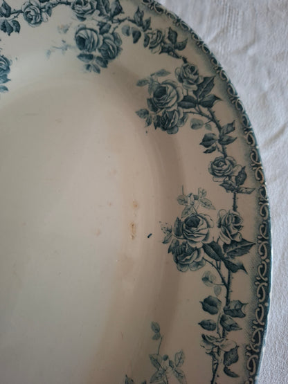 Plat ovale ancien en terre de fer de la Manufacture de Choisy-le-Roi – modèle « Paris ».