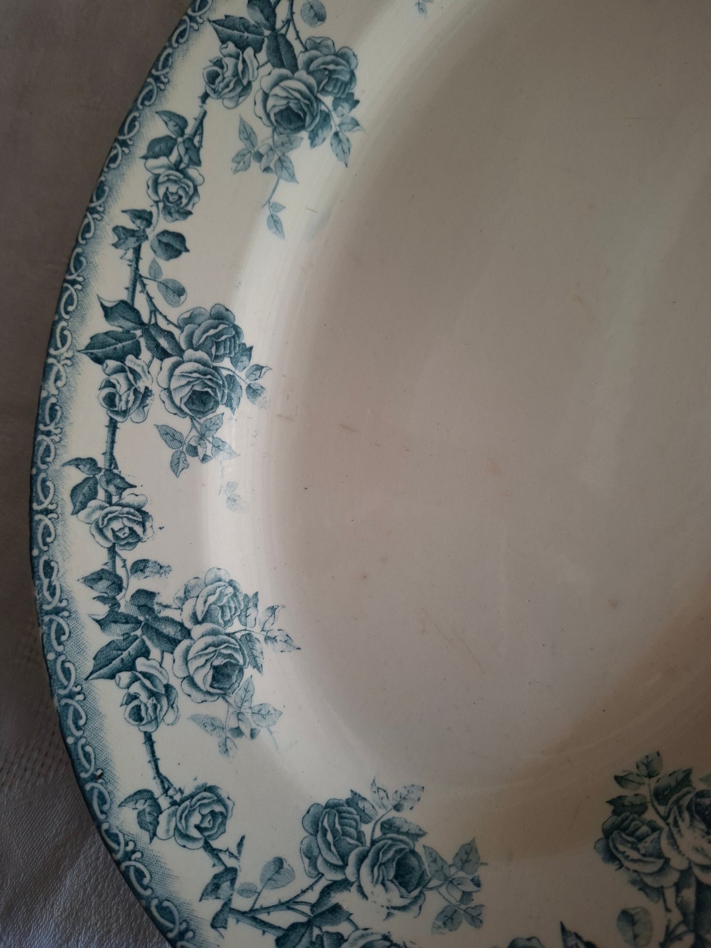 Plat ovale ancien en terre de fer de la Manufacture de Choisy-le-Roi – modèle « Paris ».