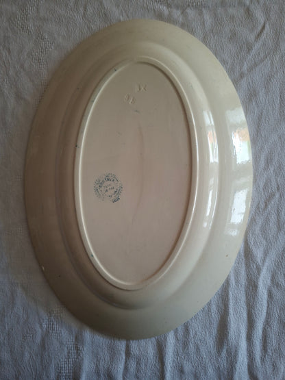 Plat ovale ancien en terre de fer de la Manufacture de Choisy-le-Roi – modèle « Paris ».
