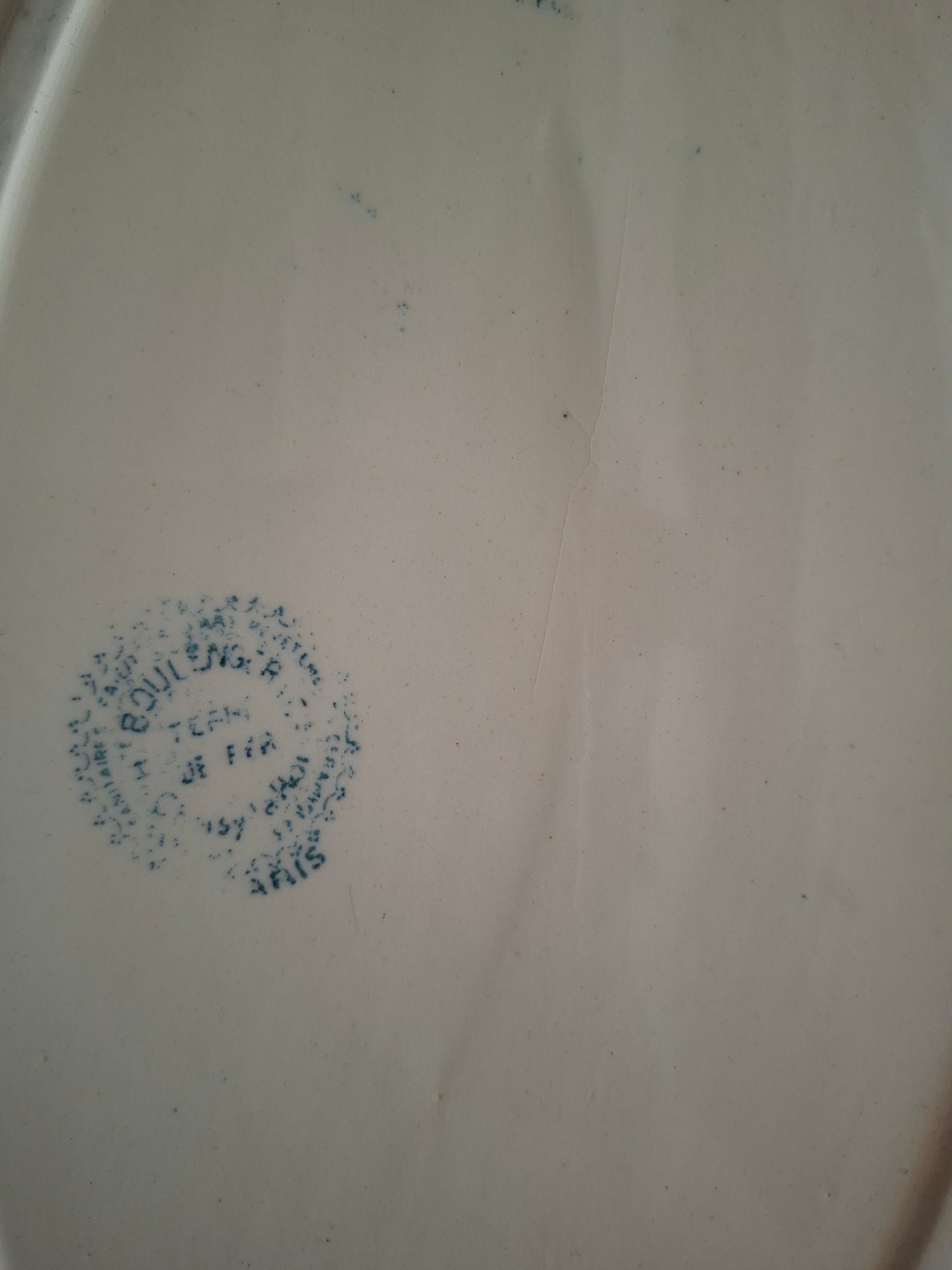 Plat ovale ancien en terre de fer de la Manufacture de Choisy-le-Roi – modèle « Paris ».
