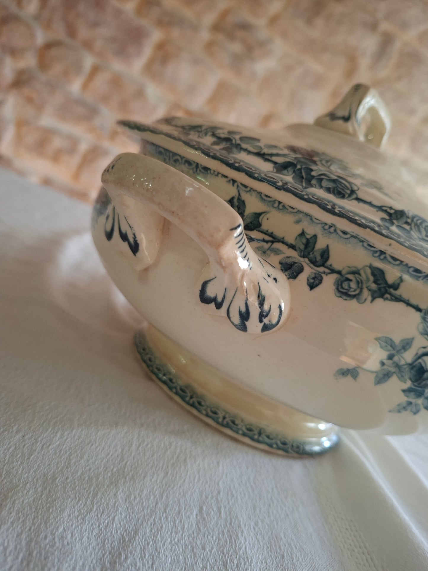 Soupière ancienne en terre de fer de la Manufacture de Choisy-le-Roi – modèle « Paris ».