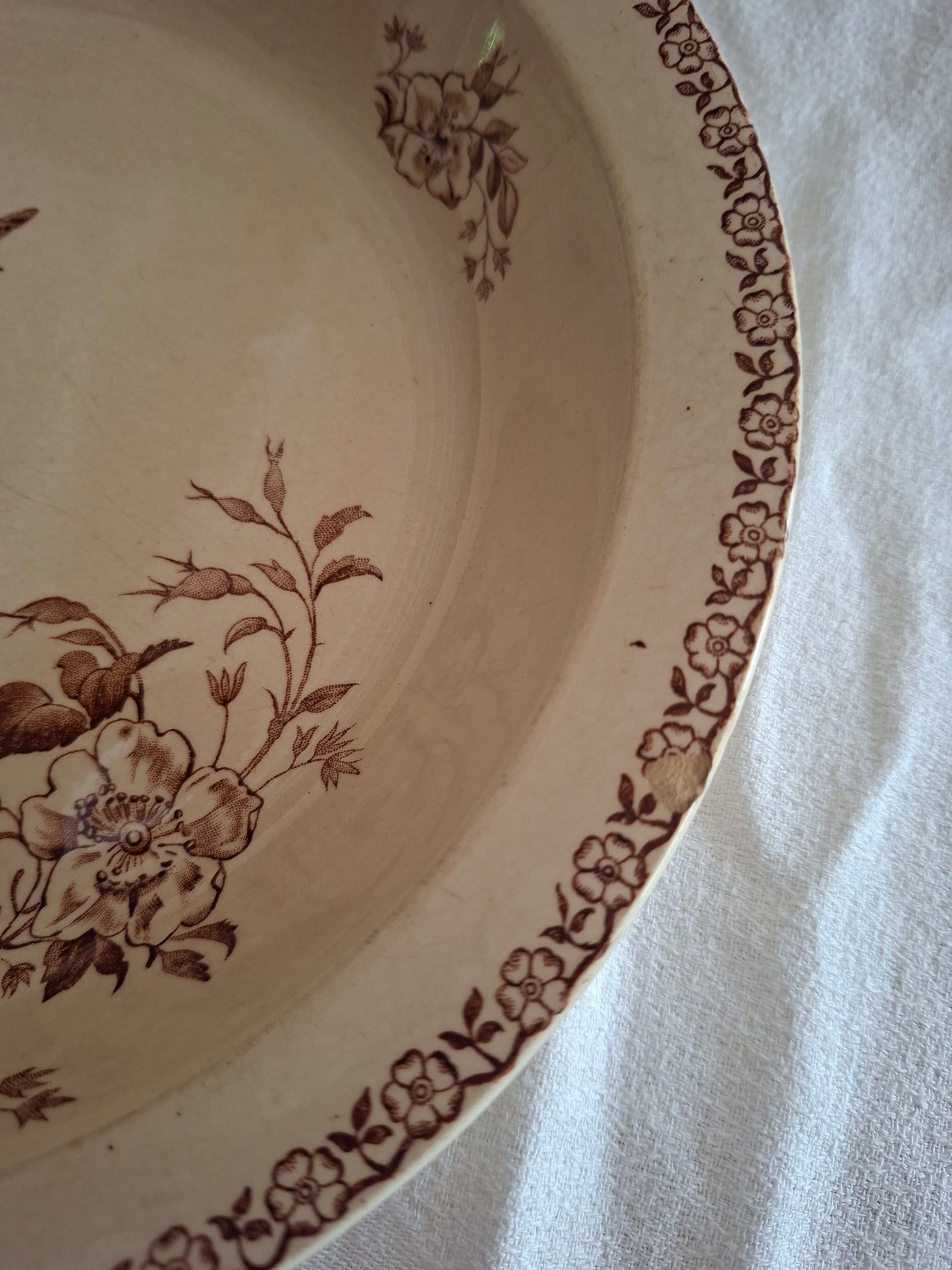 Plat rond creux de la Manufacture de Gien – Modèle Mai