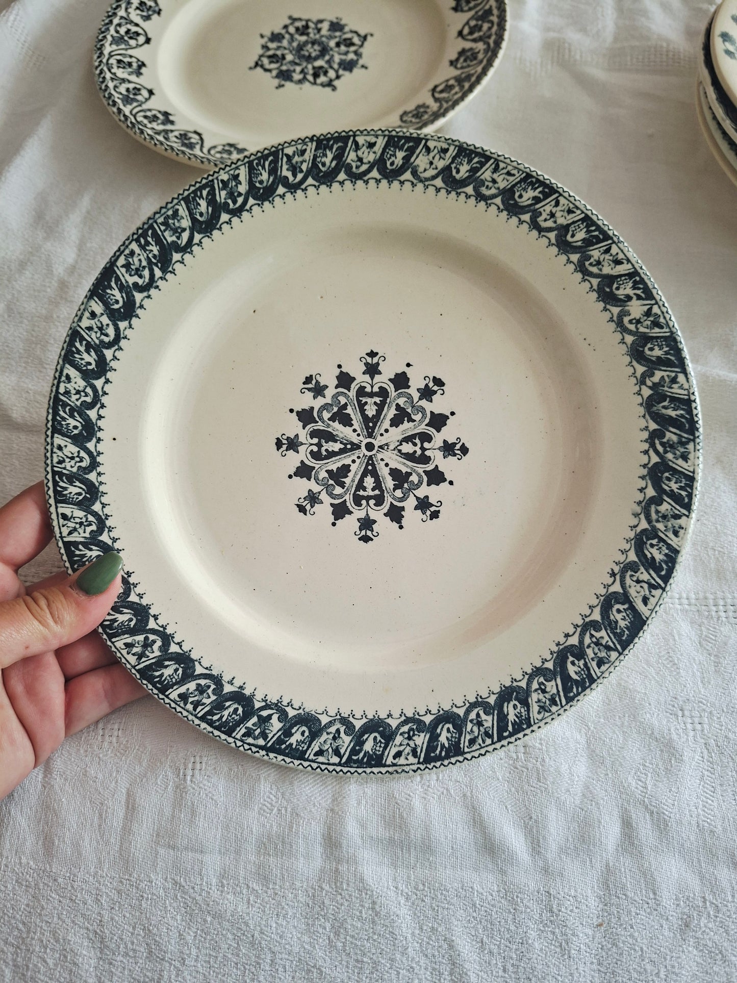 Lot de 6 assiettes plates anciennes en Terre de Fer – Dégradé de bleus nuit – Mix & Match