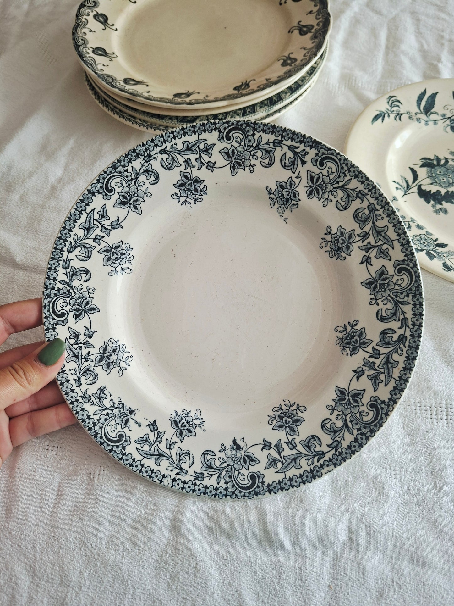 Lot de 6 assiettes plates anciennes en Terre de Fer – Dégradé de bleus nuit – Mix & Match