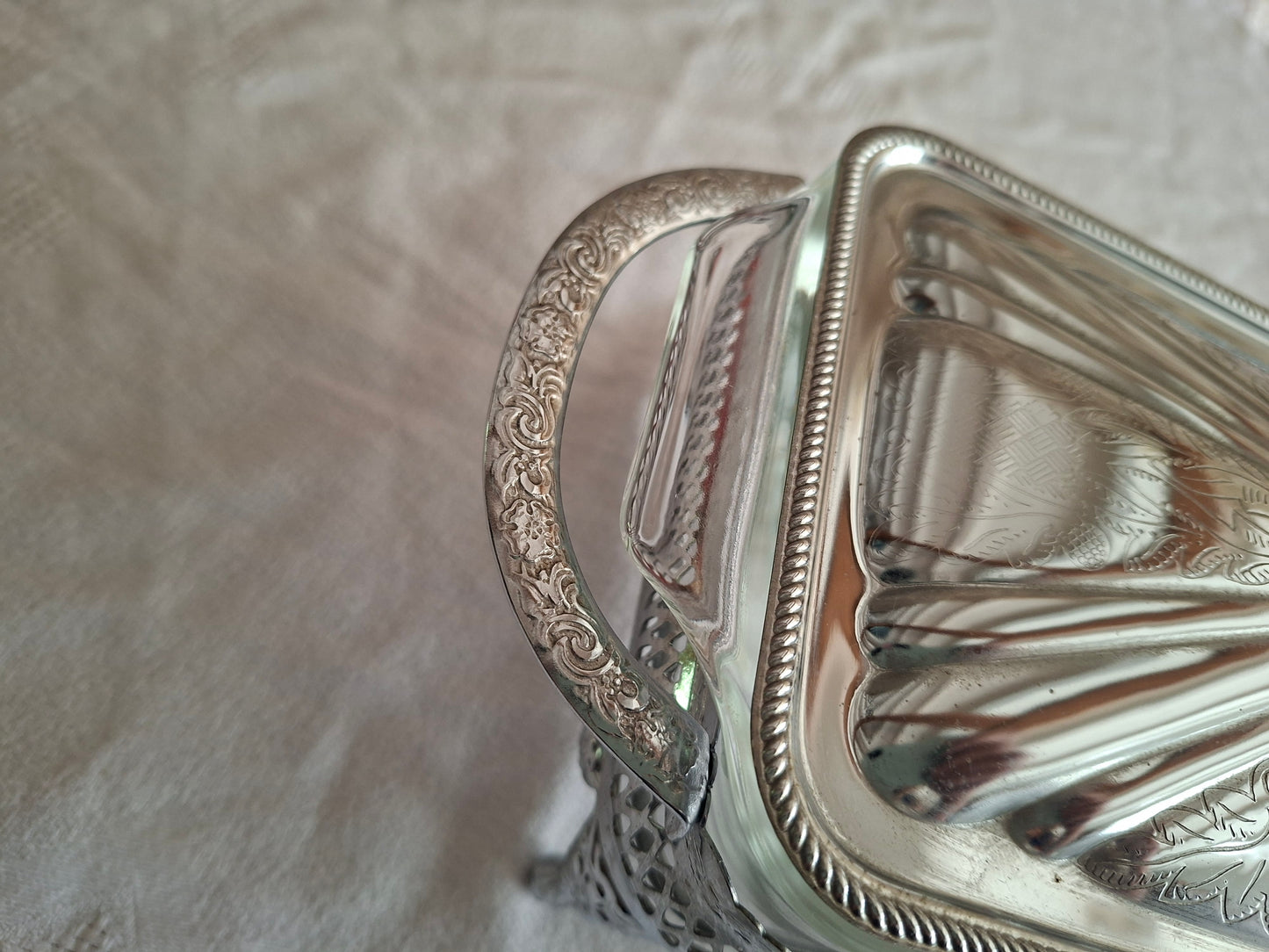 Plat de service Anchor Hocking avec support et couvercle – Made in England