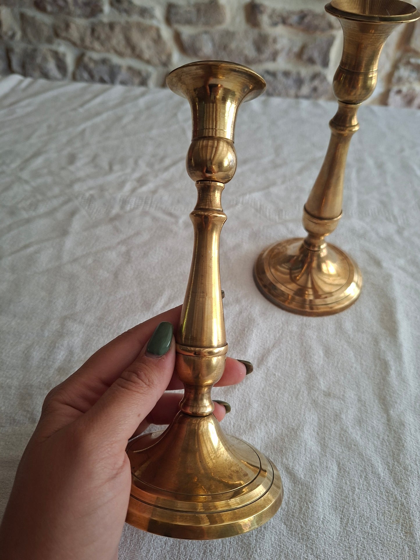 Paire de bougeoirs en laiton
