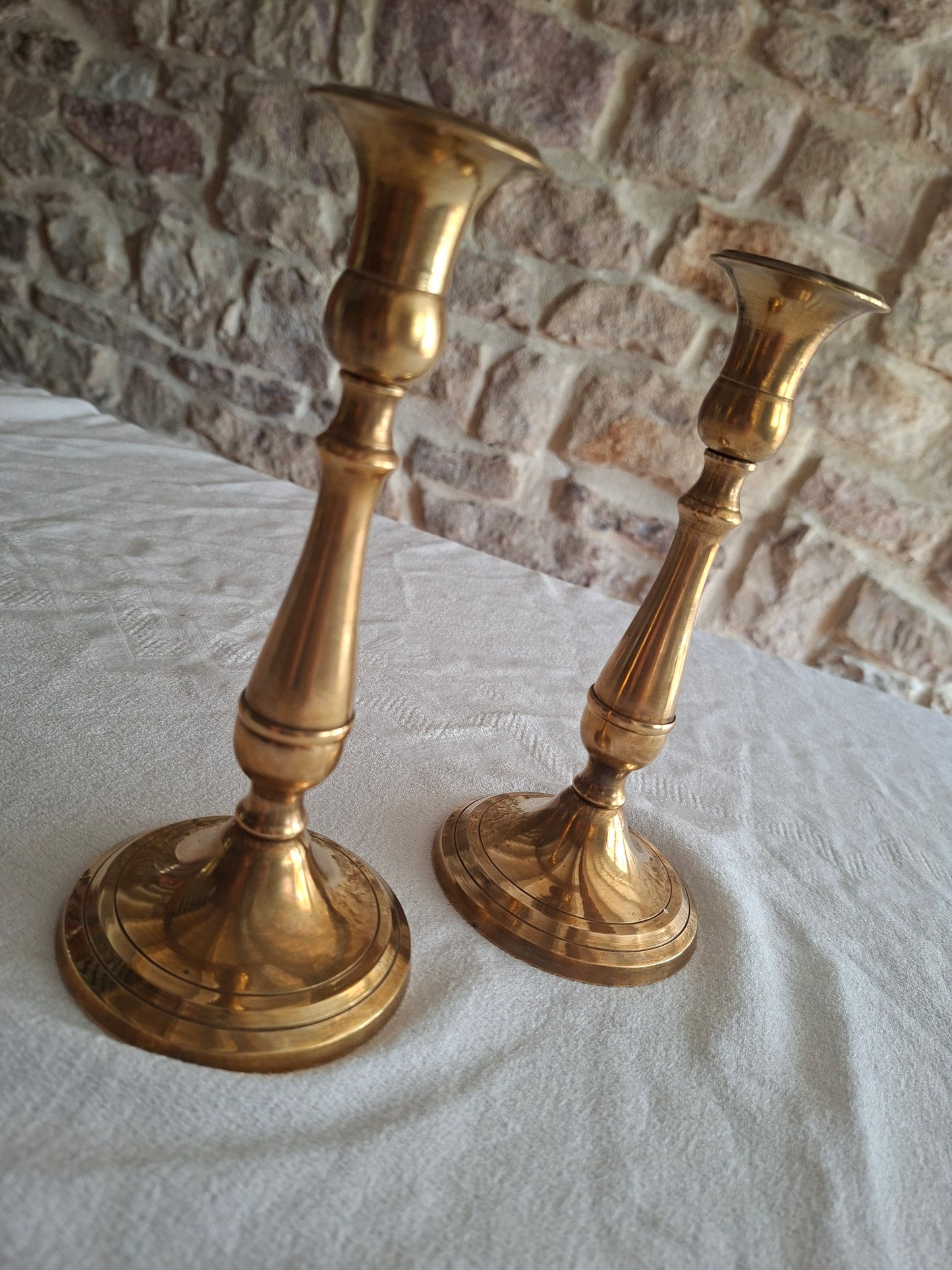 Paire de bougeoirs en laiton