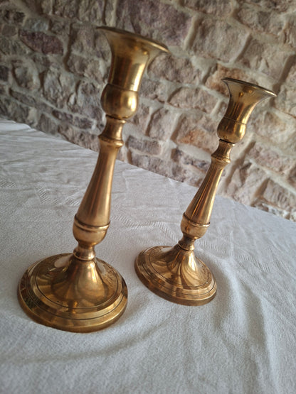 Paire de bougeoirs en laiton