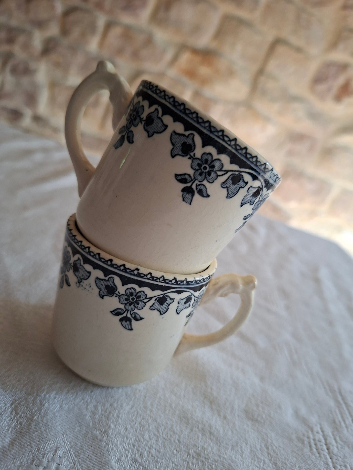 Lot de 2 tasses anciennes en Terre de Fer HB & Cie – Manufacture de Choisy-le-Roi