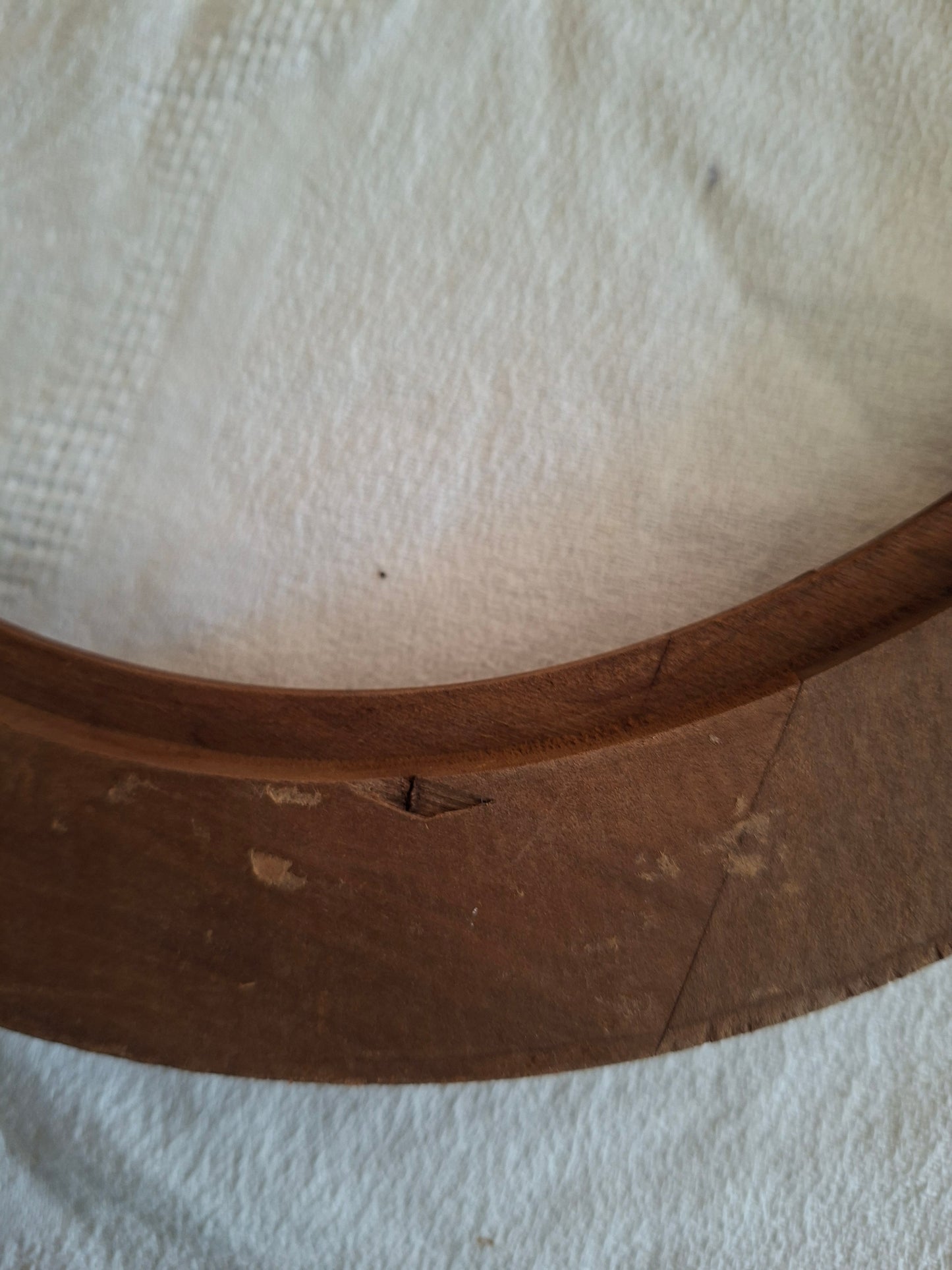Un Cadre ancien en bois avec nœuds papillon