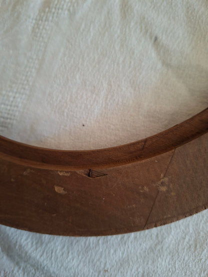Un Cadre ancien en bois avec nœuds papillon