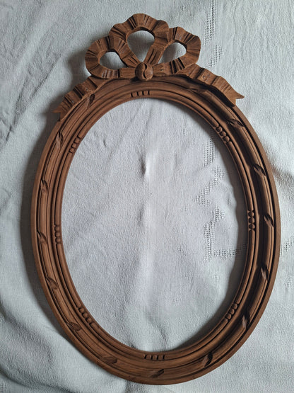 Cadre ancien en bois avec nœuds papillon
