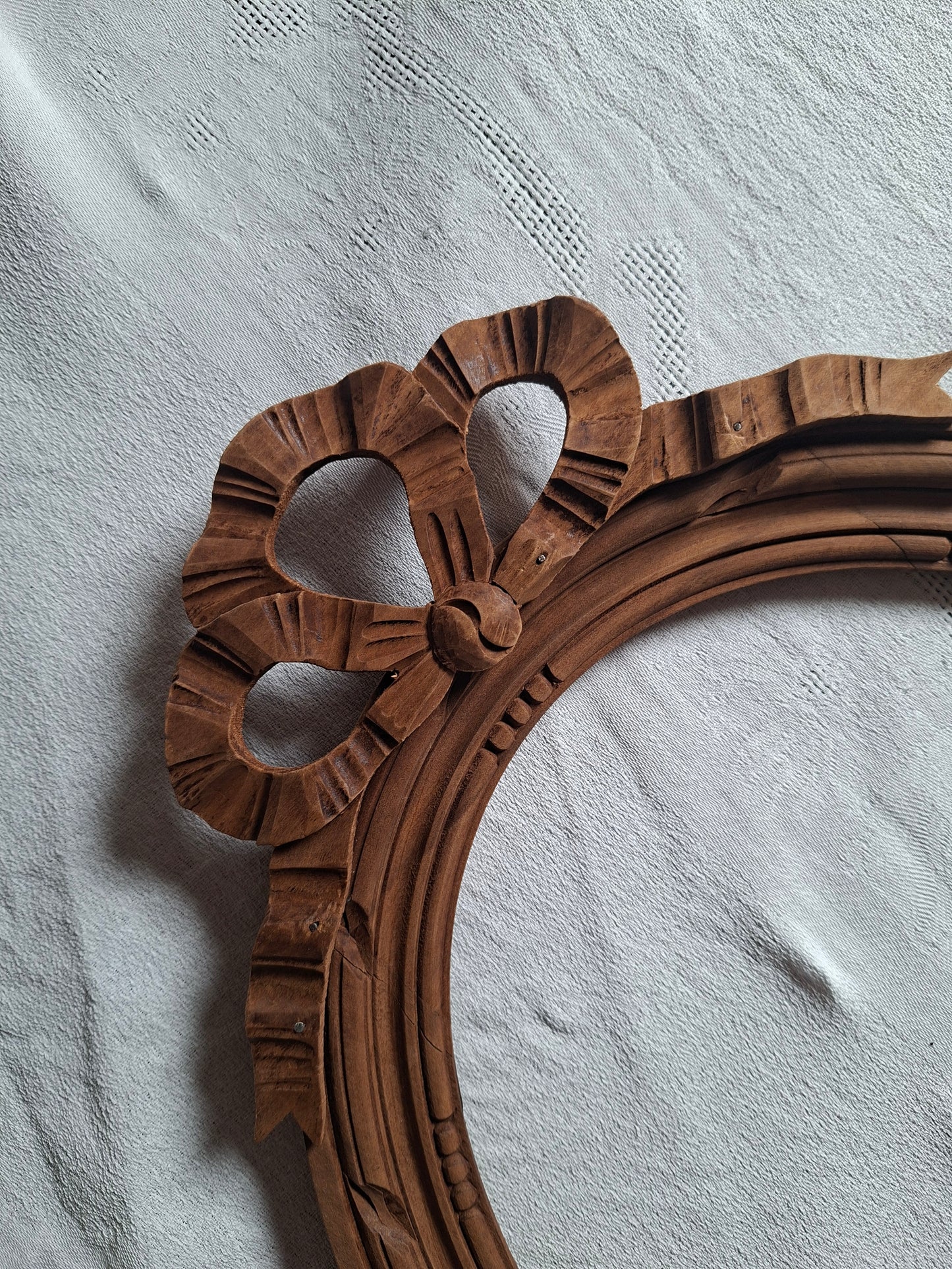 Cadre ancien en bois avec nœuds papillon