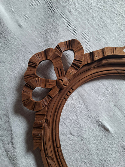 Cadre ancien en bois avec nœuds papillon