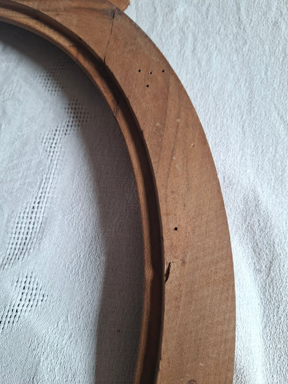 Cadre ancien en bois avec nœuds papillon