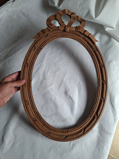 Cadre ancien en bois avec nœuds papillon