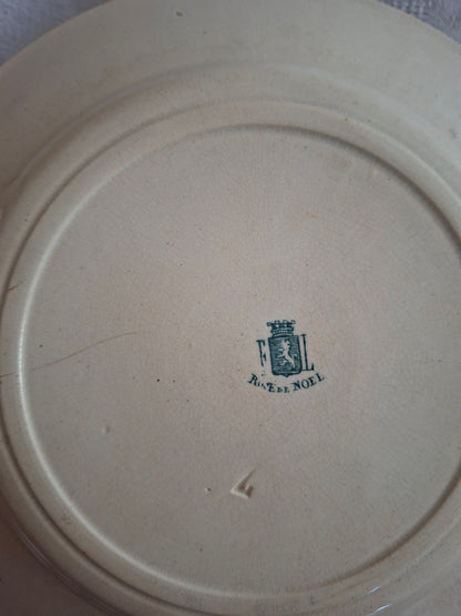 Deux Assiette ancienne Rose de Noël en Terre de Fer