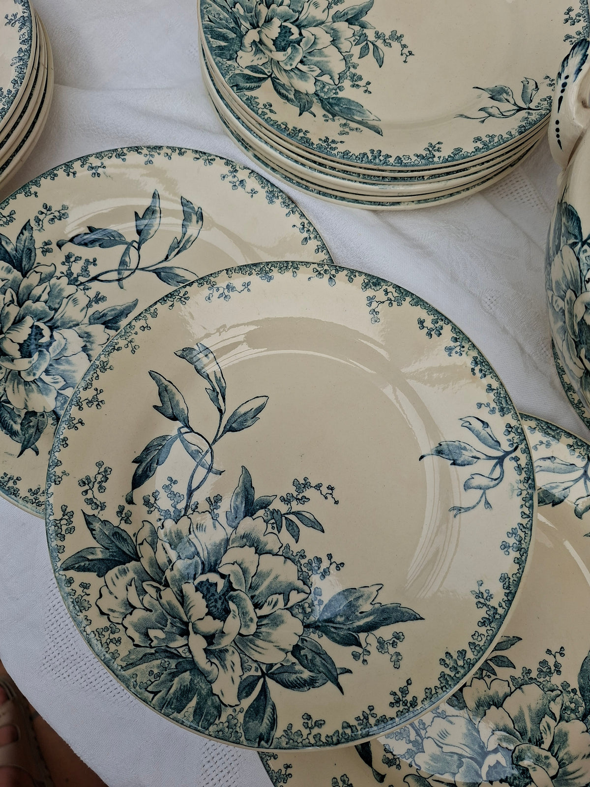 6 assiettes plates  (4) Gien modèle « Milan » en terre de fer