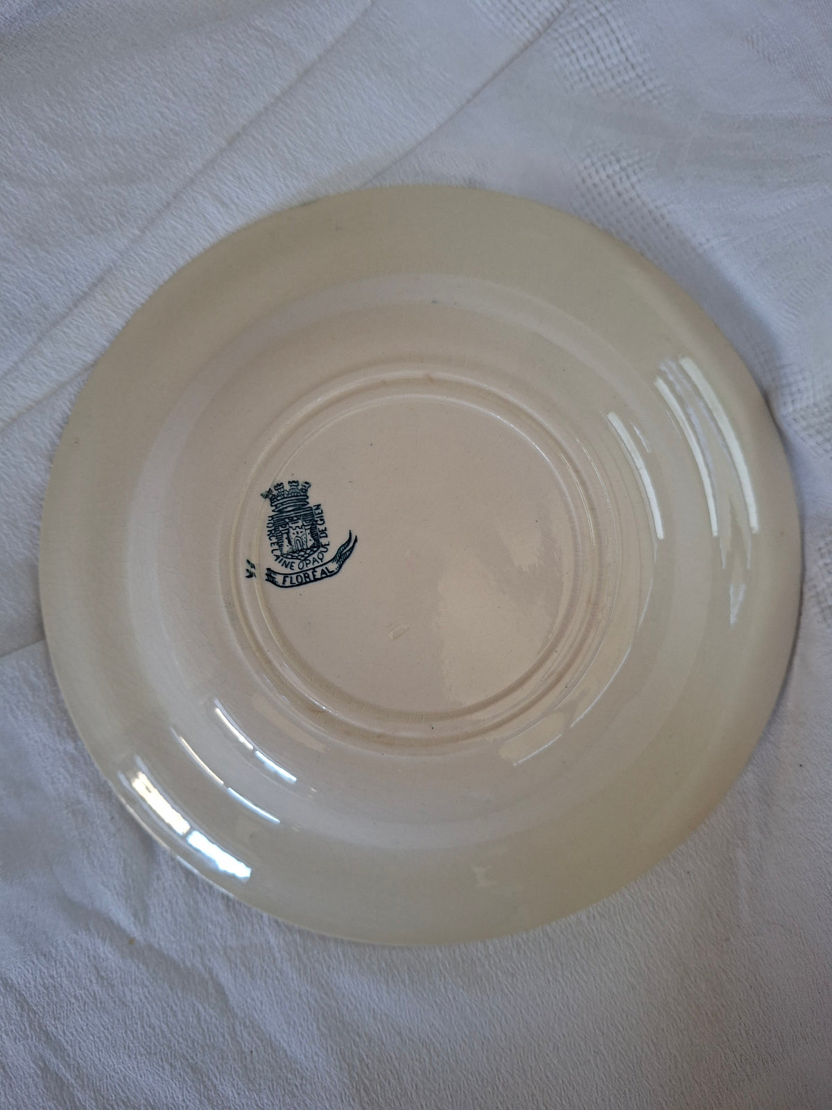 1 assiette creuse Gien modèle « Floreal » en terre de fer