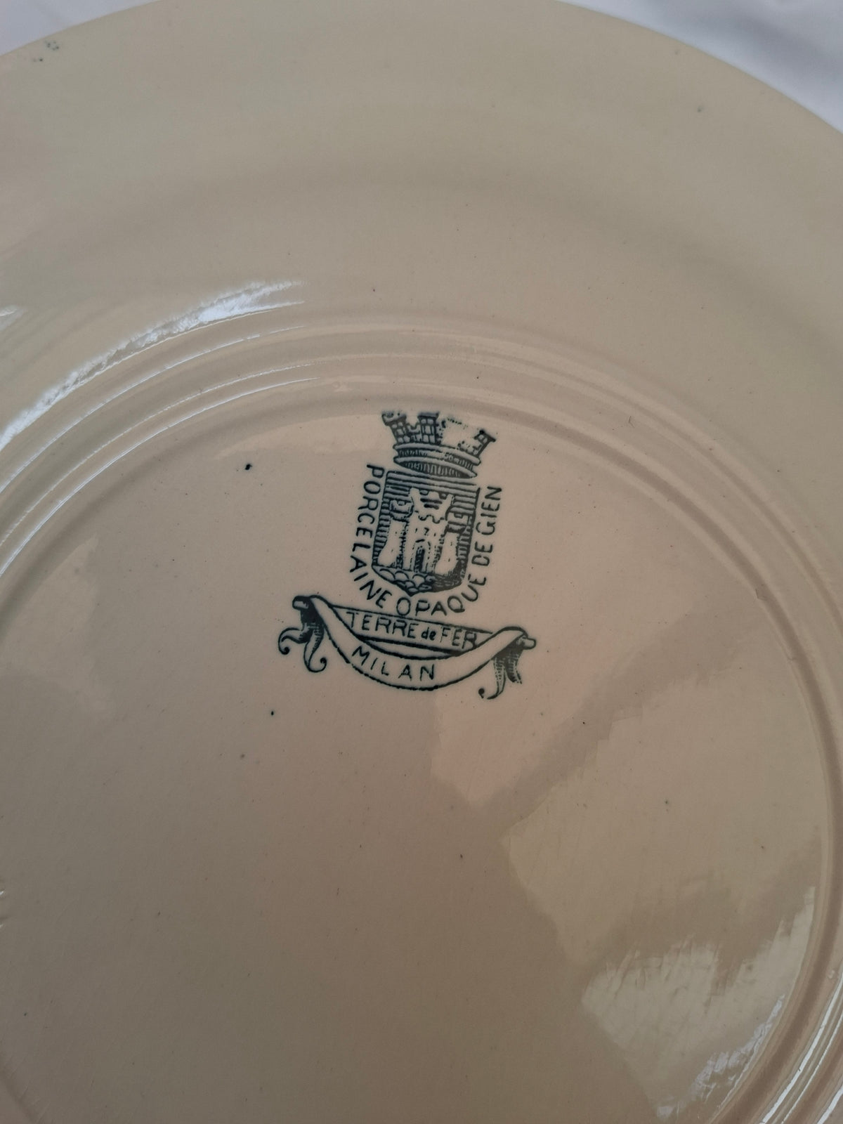 6 assiettes plates  (4) Gien modèle « Milan » en terre de fer