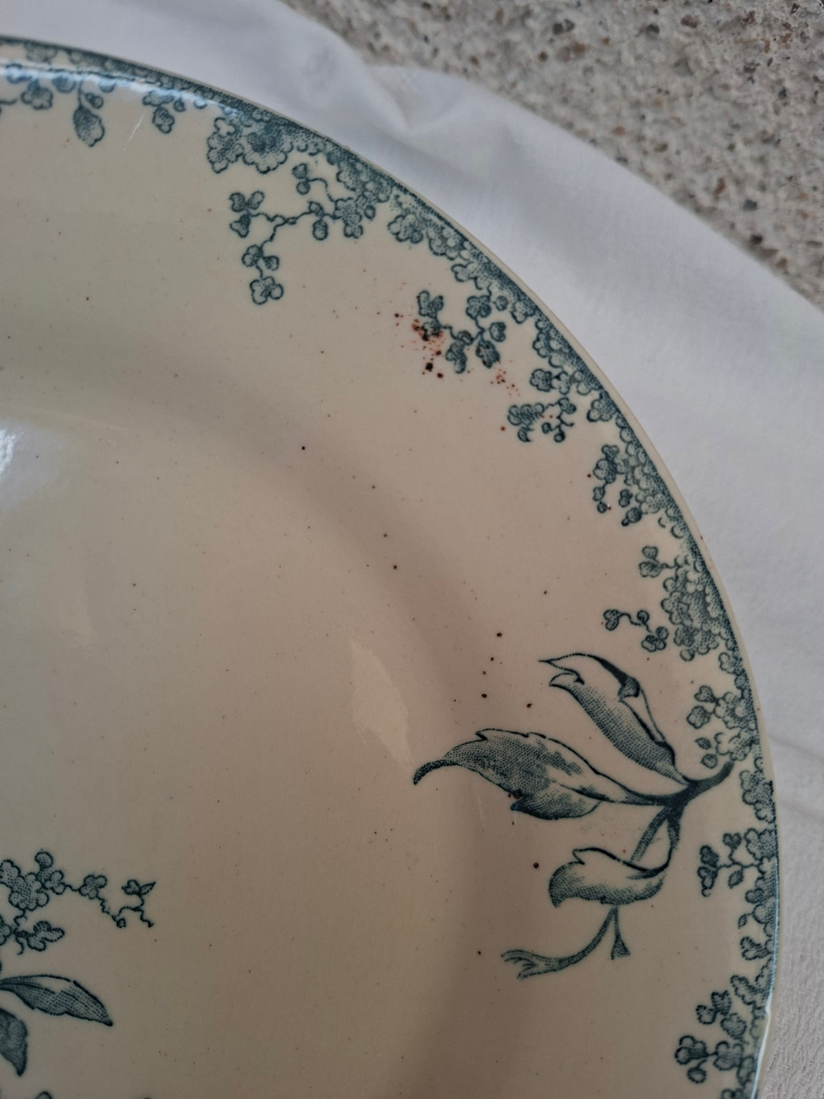 4 assiettes plates (2) Gien modèle « Milan » en terre de fer,