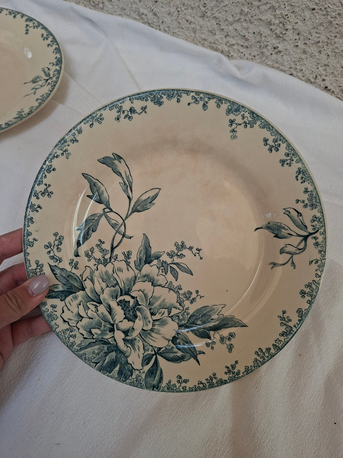 4 assiettes plates (3) Gien modèle « Milan » en terre de fer,