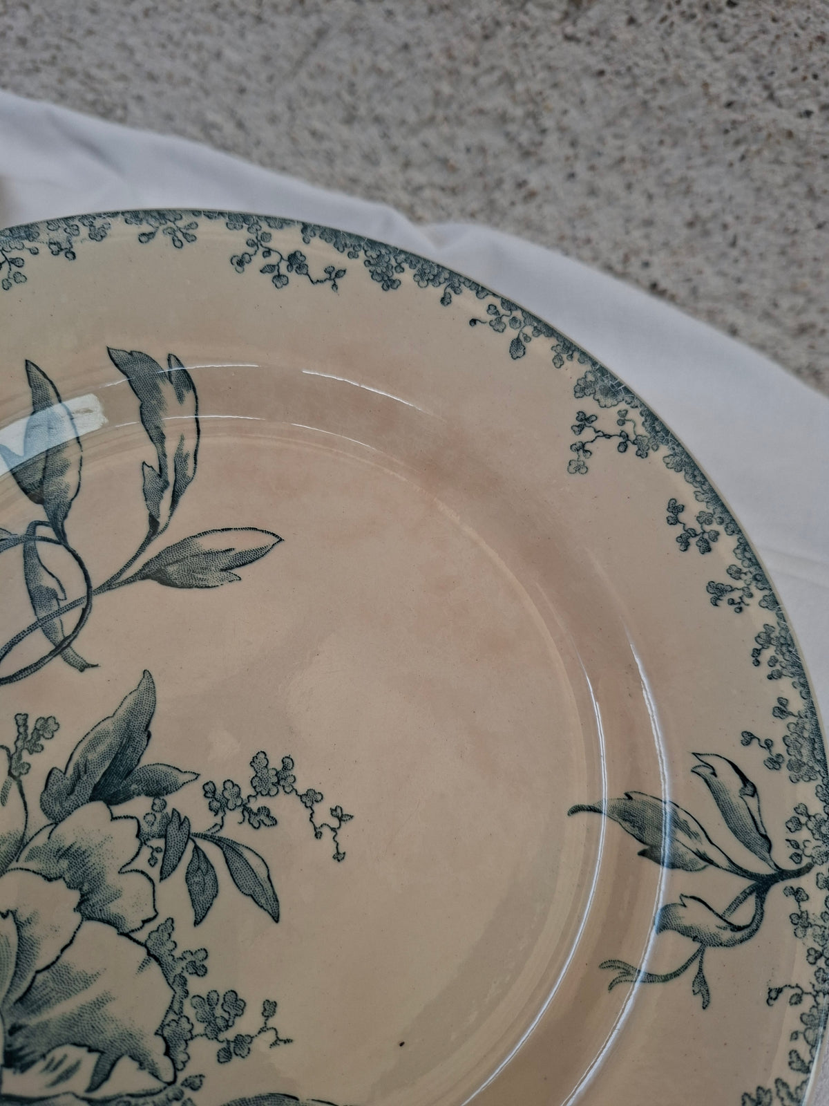 4 assiettes plates (3) Gien modèle « Milan » en terre de fer,