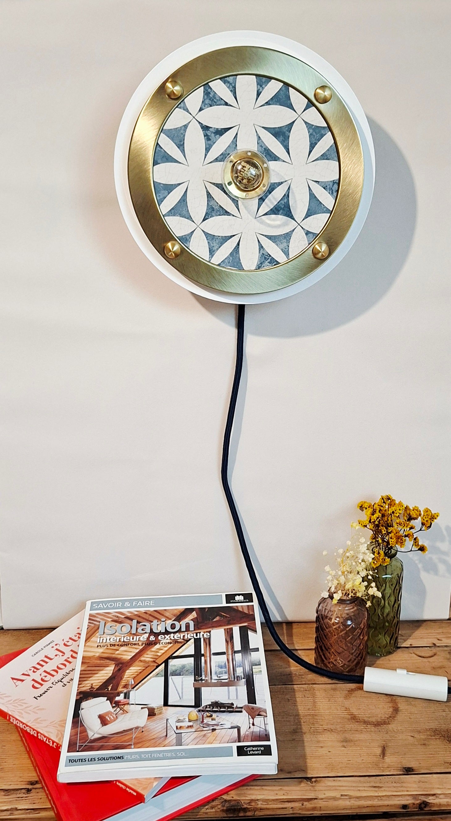 Applique murale ronde en faïence bleu blanc et or avec cerclage blanc