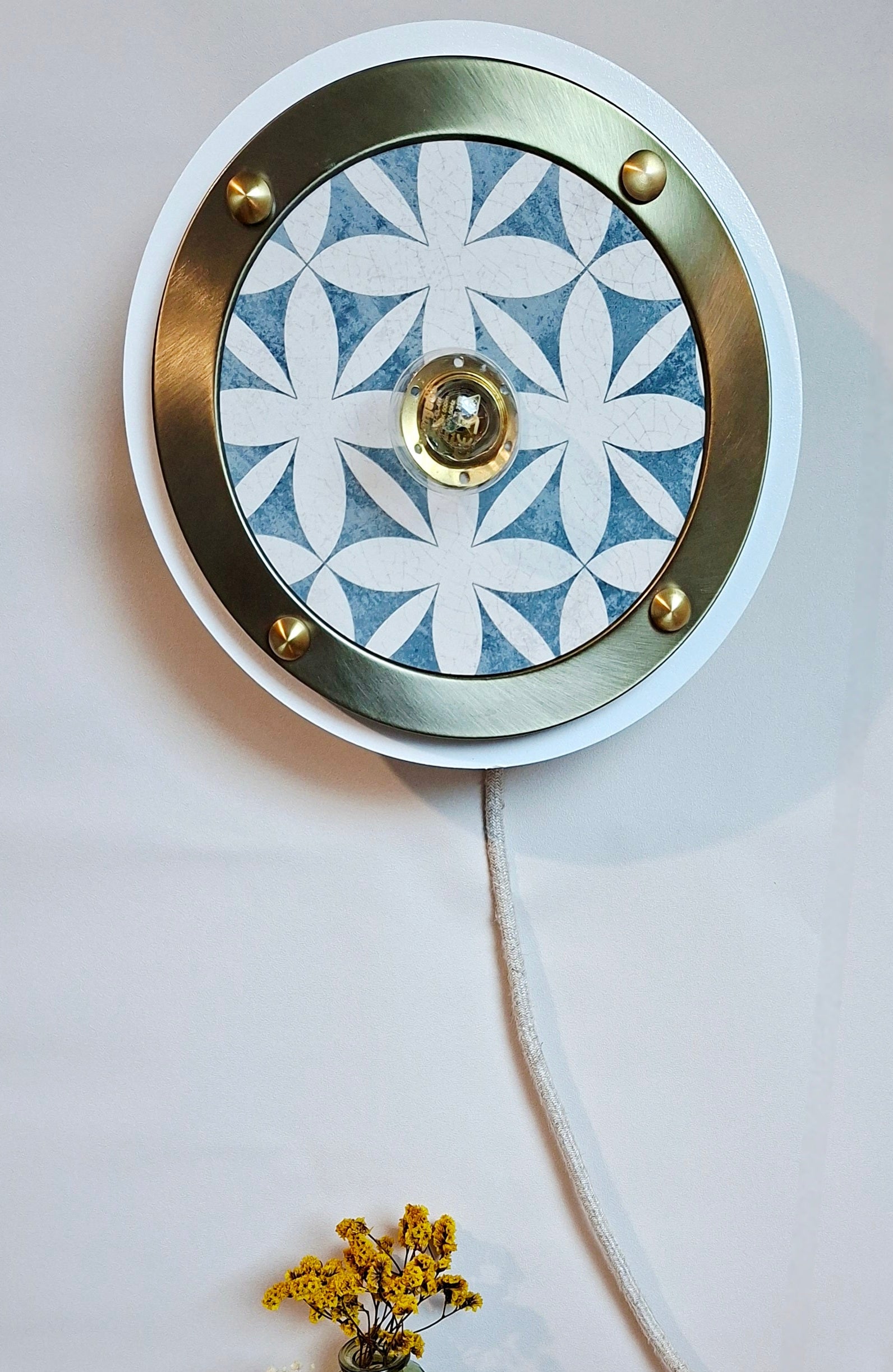 Applique murale ronde en faïence bleu blanc et or avec cerclage blanc