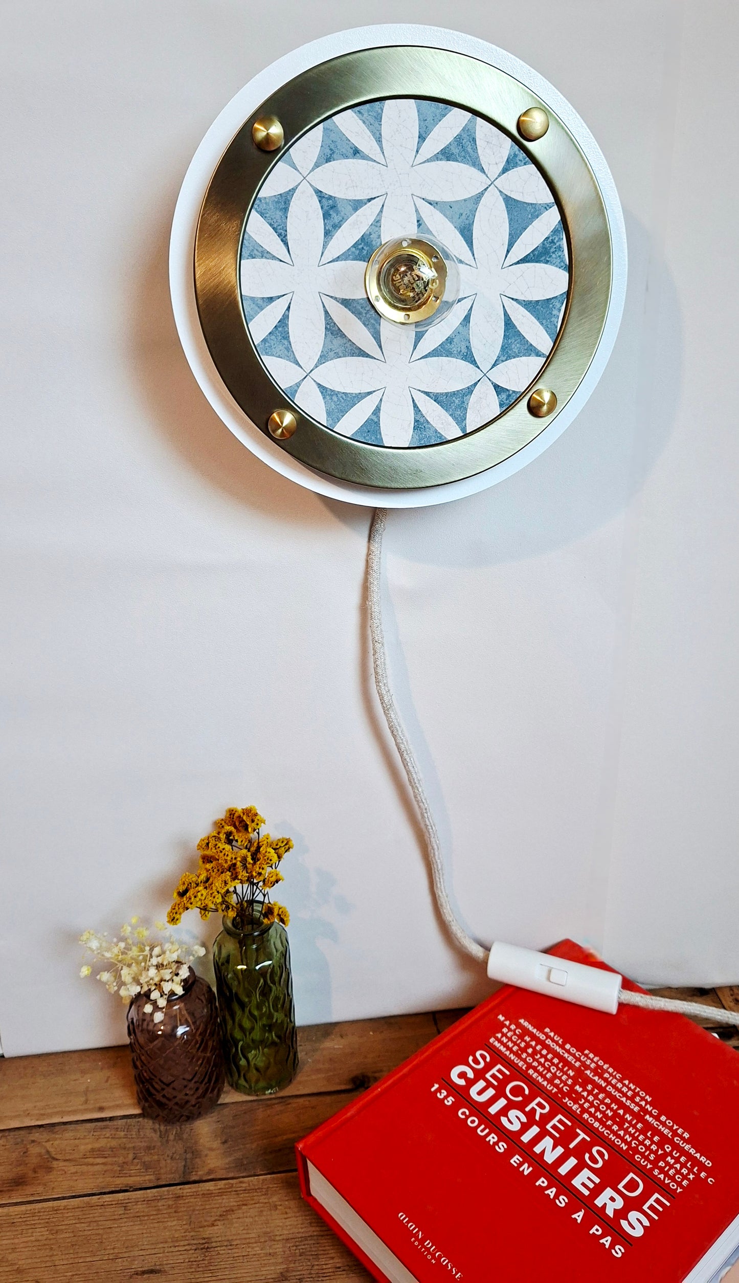 Applique murale ronde en faïence bleu blanc et or avec cerclage blanc