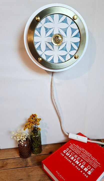 Applique murale ronde en faïence bleu blanc et or avec cerclage blanc