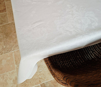 Nappe Ancienne en Lin Damassé – Motif Fleurs de Lys – Linge de Maison Vintage Élégant et Authentique