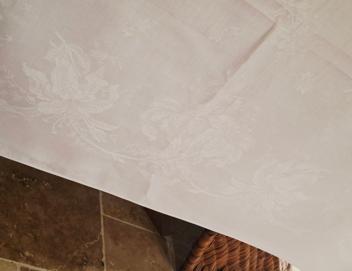 Nappe Ancienne en Lin Damassé – Motif Fleurs de Lys – Linge de Maison Vintage Élégant et Authentique